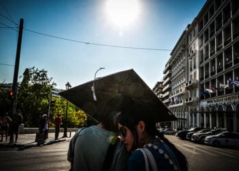 Υψηλές θερμοκρασίες καταγράφονται στο κέντρο της Αθήνας (φωτ.: Τατιάνα Μπόλαρη/ EUROKINISSI)