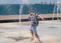 Παιχνίδι με το νερό στην παραλία της Θεσσαλονίκης (φωτ.: ΜΟΤΙΟΝΤΕΑΜ / Βασίλης Βερβερίδης)
