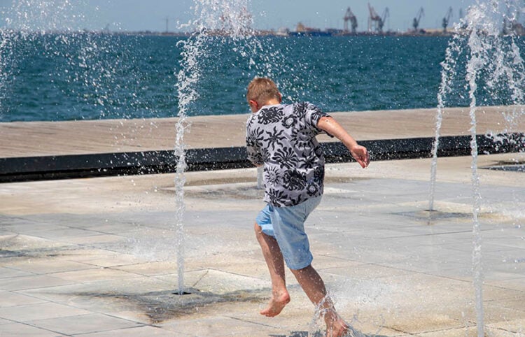 Παιχνίδι με το νερό στην παραλία της Θεσσαλονίκης (φωτ.: ΜΟΤΙΟΝΤΕΑΜ / Βασίλης Βερβερίδης)