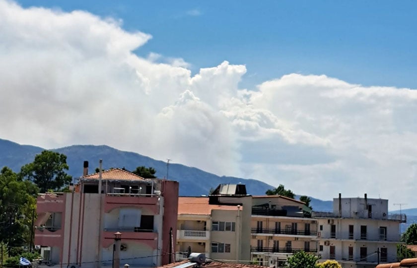 Καπνός από τη φωτιά στο Καλαπόδι Φθιώτιδας, Τετάρτη 1η Ιουλίου 2026 (πηγή: Facebook / Πυρκαγιά Ενημέρωση)