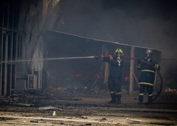 Εικόνα από την πυρκαγιά που προκάλεσε ο 70χρονος (φωτ.: EUROKINISSI)