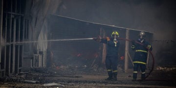Εικόνα από την πυρκαγιά που προκάλεσε ο 70χρονος (φωτ.: EUROKINISSI)