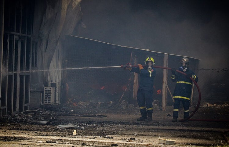 Εικόνα από την πυρκαγιά που προκάλεσε ο 70χρονος (φωτ.: EUROKINISSI)