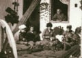 Βελόνιασμα καπνών. Η φωτογραφία είναι δωρεά της Ουρανίας Λαμψίδου στην Επιτροπή Ποντιακών Μελετών