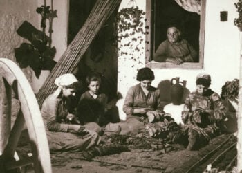 Βελόνιασμα καπνών. Η φωτογραφία είναι δωρεά της Ουρανίας Λαμψίδου στην Επιτροπή Ποντιακών Μελετών