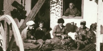 Βελόνιασμα καπνών. Η φωτογραφία είναι δωρεά της Ουρανίας Λαμψίδου στην Επιτροπή Ποντιακών Μελετών