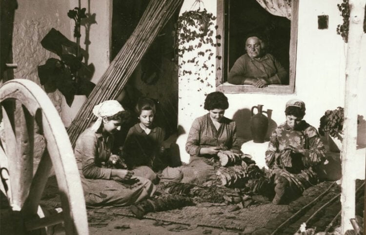 Βελόνιασμα καπνών. Η φωτογραφία είναι δωρεά της Ουρανίας Λαμψίδου στην Επιτροπή Ποντιακών Μελετών
