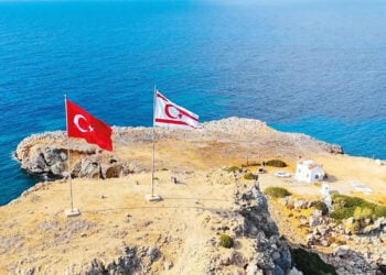 Στα Κατεχόμενα, οι σημαίες της Τουρκίας και του ψευδοκράτους (πηγή: hurriyetdailynews.com)