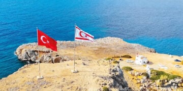 Στα Κατεχόμενα, οι σημαίες της Τουρκίας και του ψευδοκράτους (πηγή: hurriyetdailynews.com)