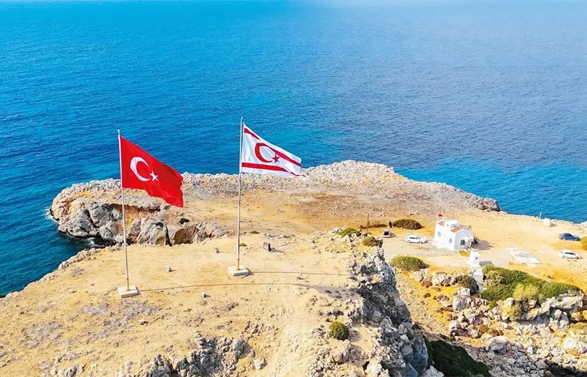 Στα Κατεχόμενα, οι σημαίες της Τουρκίας και του ψευδοκράτους (πηγή: hurriyetdailynews.com)