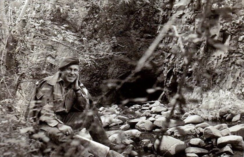 Ο Γ. Κατσάνης στα βουνά της Κύπρου, το 1966 (πηγή: Λίνα Κατσάνη / sigmalive.com)