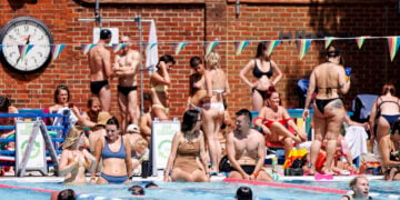 Πισίνα στο Λονδίνο, στις 23 Ιουνίου 2026 (φωτ.: EPA / Tolga Akmen)