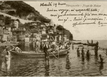 Πιτσιρικαρία στη θάλασσα της Κερασούντας, σε καρτ ποστάλ εποχής