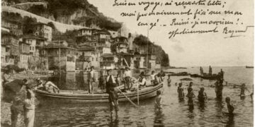 Πιτσιρικαρία στη θάλασσα της Κερασούντας, σε καρτ ποστάλ εποχής