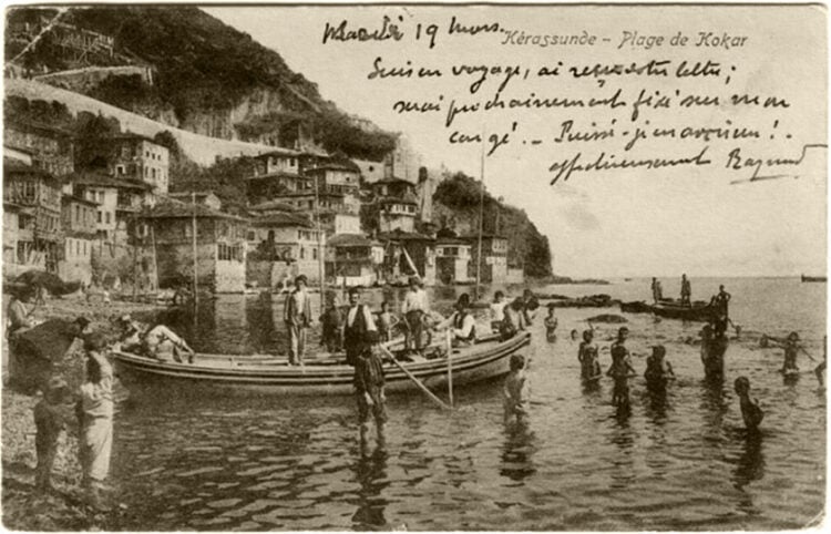 Πιτσιρικαρία στη θάλασσα της Κερασούντας, σε καρτ ποστάλ εποχής