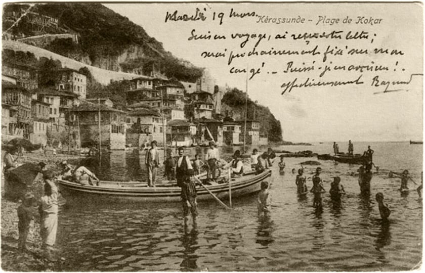 Πιτσιρικαρία στη θάλασσα της Κερασούντας, σε καρτ ποστάλ εποχής