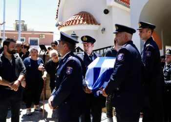 Συνάδελφοι αποχαιρετούν μεταφέρουν τη σορό του 25χρονου εθελοντή πυροσβέστη Παντελή Διαμαντάκη. Πέμπτη 30 Ιουλίου 2026 (φωτ.: ΑΠΕ-ΜΠΕ / Νίκος Χαλκιαδάκης)
