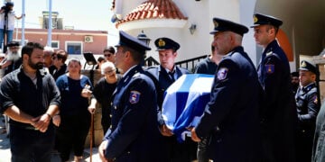 Συνάδελφοι αποχαιρετούν μεταφέρουν τη σορό του 25χρονου εθελοντή πυροσβέστη Παντελή Διαμαντάκη. Πέμπτη 30 Ιουλίου 2026 (φωτ.: ΑΠΕ-ΜΠΕ / Νίκος Χαλκιαδάκης)