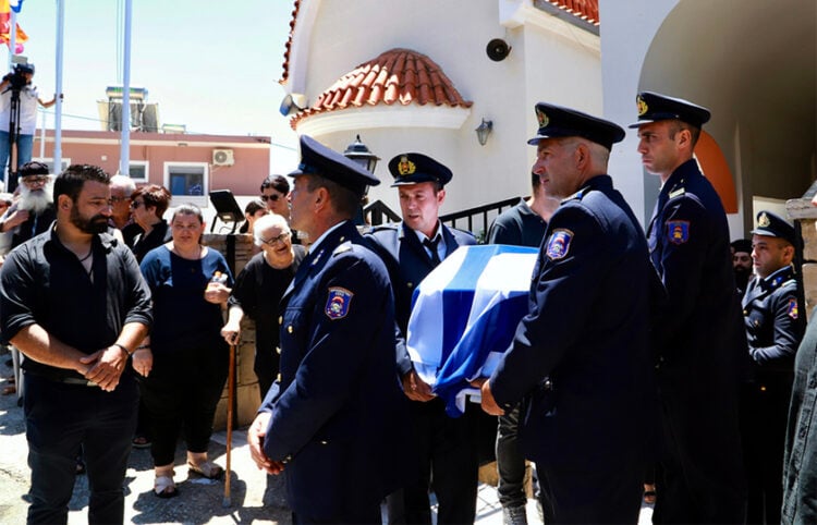 Συνάδελφοι αποχαιρετούν μεταφέρουν τη σορό του 25χρονου εθελοντή πυροσβέστη Παντελή Διαμαντάκη. Πέμπτη 30 Ιουλίου 2026 (φωτ.: ΑΠΕ-ΜΠΕ / Νίκος Χαλκιαδάκης)
