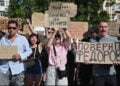 Διαδηλωτές στο Κίεβο ζητούν την επιστροφή του Μιχαΐλο Φεντόροφ στο υπουργείο Άμυνας, κρατώντας πλακάτ με συνθήματα όπως «Φέρτε πίσω τον Φεντόροφ» και «Θα αλλάξουμε ή θα πεθάνουμε». Πέμπτη 16 Ιουλίου 2026 (φωτ.: Ukraine world)
