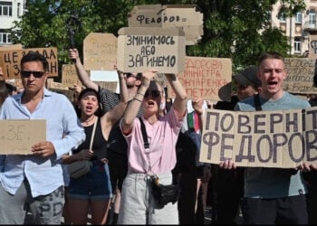 Διαδηλωτές στο Κίεβο ζητούν την επιστροφή του Μιχαΐλο Φεντόροφ στο υπουργείο Άμυνας, κρατώντας πλακάτ με συνθήματα όπως «Φέρτε πίσω τον Φεντόροφ» και «Θα αλλάξουμε ή θα πεθάνουμε». Πέμπτη 16 Ιουλίου 2026 (φωτ.: Ukraine world)