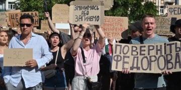 Διαδηλωτές στο Κίεβο ζητούν την επιστροφή του Μιχαΐλο Φεντόροφ στο υπουργείο Άμυνας, κρατώντας πλακάτ με συνθήματα όπως «Φέρτε πίσω τον Φεντόροφ» και «Θα αλλάξουμε ή θα πεθάνουμε». Πέμπτη 16 Ιουλίου 2026 (φωτ.: Ukraine world)