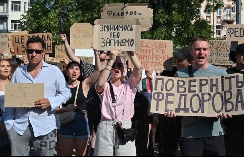 Διαδηλωτές στο Κίεβο ζητούν την επιστροφή του Μιχαΐλο Φεντόροφ στο υπουργείο Άμυνας, κρατώντας πλακάτ με συνθήματα όπως «Φέρτε πίσω τον Φεντόροφ» και «Θα αλλάξουμε ή θα πεθάνουμε». Πέμπτη 16 Ιουλίου 2026 (φωτ.: Ukraine world)