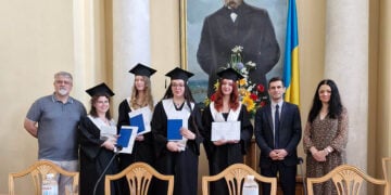 Στιγμιότυπο από την τελετή αποφοίτησης των φοιτητών Κλασικής Φιλολογίας και Νεοελληνικών Σπουδών του Εθνικού Πανεπιστημίου «Ταράς Σεβτσένκο» του Κιέβου. Τρίτη 14 Ιουλίου 2026 (φωτ.: Facebook / Greece in Ukraine)