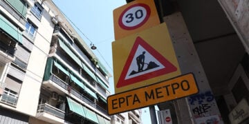 Ταμπέλα στην Κυψέλη, κοντά στο εργοτάξιο της επέκτασης της γραμμής 4 του Μετρό. Πέμπτη 16 Ιουλίου 2026 (φωτ.: EUROKINISSI / Δανάη Δαυλοπούλου)