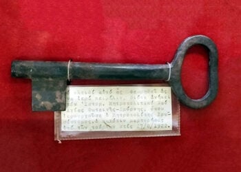 Το κλειδί της Αγίας Φωτεινής της Σμύρνης φυλάσσεται στην ΕΣΤΙΑ Νέας Σμύρνης (φωτ.: Κοσμάς Τσίναλης)