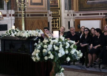 Συγγενείς και φίλοι παρίστανται στην εξόδιο ακολουθία της ηθοποιού Μάρως Κοντού στη Μητρόπολη Αθηνών, Παρασκευή 17 Ιουλίου 2026 (φωτ.: ΑΠΕ-ΜΠΕ / Ορέστης Παναγιώτου)