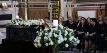 Συγγενείς και φίλοι παρίστανται στην εξόδιο ακολουθία της ηθοποιού Μάρως Κοντού στη Μητρόπολη Αθηνών, Παρασκευή 17 Ιουλίου 2026 (φωτ.: ΑΠΕ-ΜΠΕ / Ορέστης Παναγιώτου)