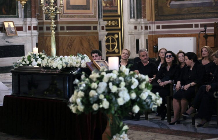 Συγγενείς και φίλοι παρίστανται στην εξόδιο ακολουθία της ηθοποιού Μάρως Κοντού στη Μητρόπολη Αθηνών, Παρασκευή 17 Ιουλίου 2026 (φωτ.: ΑΠΕ-ΜΠΕ / Ορέστης Παναγιώτου)