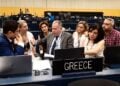 Ο Γιώργος Κουμουτσάκος με μέλη της ελληνικής αντιπροσωπείας στο Μπουσάν της Νότιας Κορέας, στο πλαίσιο της Συνόδου της UNESCO (φωτ.: ΑΠΕ ΜΠΕ)