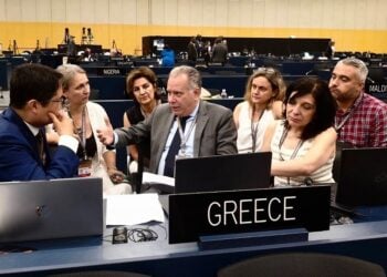 Ο Γιώργος Κουμουτσάκος με μέλη της ελληνικής αντιπροσωπείας στο Μπουσάν της Νότιας Κορέας, στο πλαίσιο της Συνόδου της UNESCO (φωτ.: ΑΠΕ ΜΠΕ)