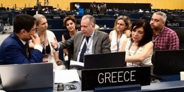 Ο Γιώργος Κουμουτσάκος με μέλη της ελληνικής αντιπροσωπείας στο Μπουσάν της Νότιας Κορέας, στο πλαίσιο της Συνόδου της UNESCO (φωτ.: ΑΠΕ ΜΠΕ)