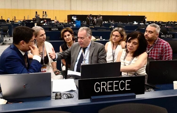 Ο Γιώργος Κουμουτσάκος με μέλη της ελληνικής αντιπροσωπείας στο Μπουσάν της Νότιας Κορέας, στο πλαίσιο της Συνόδου της UNESCO (φωτ.: ΑΠΕ ΜΠΕ)