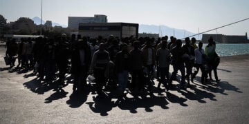 Αναχώρηση μεταναστών από το λιμάνι του Ηρακλείου της Κρήτης για τον Πειραιά, στο πλαίσιο αποσυμφόρησης του νησιού (φωτ.: EUROKINISSI / Στέφανος Ραπάνης)