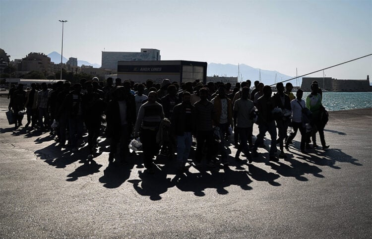 Αναχώρηση μεταναστών από το λιμάνι του Ηρακλείου της Κρήτης για τον Πειραιά, στο πλαίσιο αποσυμφόρησης του νησιού (φωτ.: EUROKINISSI / Στέφανος Ραπάνης)