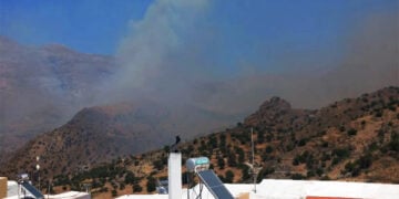 Καπνός από τη φωτιά στην Κρύα Βρύση Ρεθύμνου, Τετάρτη 29 Ιουλίου 2026 (φωτ.: Facebook / Forecast Weather Greece / Alexvi)