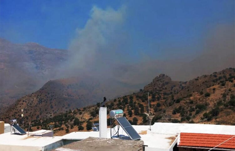Καπνός από τη φωτιά στην Κρύα Βρύση Ρεθύμνου, Τετάρτη 29 Ιουλίου 2026 (φωτ.: Facebook / Forecast Weather Greece / Alexvi)