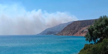 Καπνός από τη φωτιά στην Κρύα Βρύση Ρεθύμνου, Τετάρτη 29 Ιουλίου 2026 (φωτ.: Facebook / Antilalos Press)