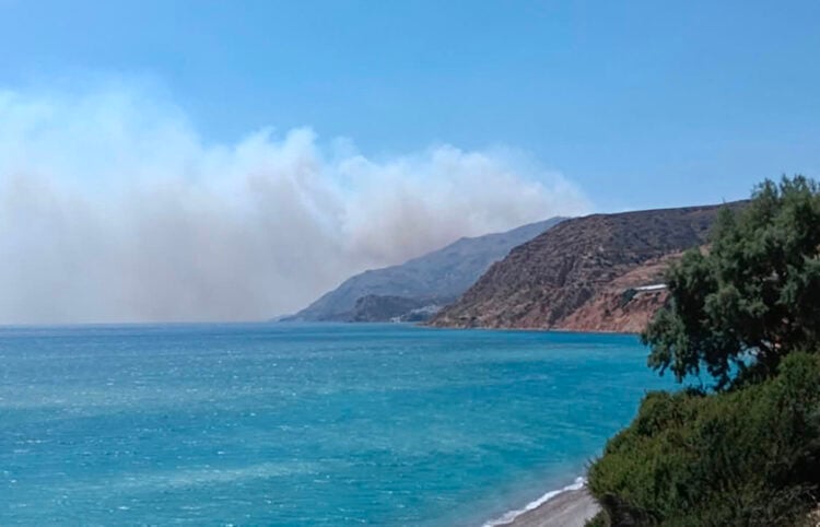 Καπνός από τη φωτιά στην Κρύα Βρύση Ρεθύμνου, Τετάρτη 29 Ιουλίου 2026 (φωτ.: Facebook / Antilalos Press)