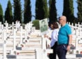 Στιγμιότυπο από την επιμνημόσυνη δέηση που τελέστηκε στο στρατιωτικό κοιμητήριο στον Τύμβο Μακεδονίτισσας, στη Λευκωσία, Δευτέρα 20 Ιουλίου 2026 (φωτ.: ΑΠΕ-ΜΠΕ / Κάτια Χριστοδούλου)