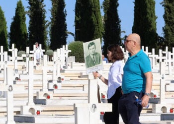 Στιγμιότυπο από την επιμνημόσυνη δέηση που τελέστηκε στο στρατιωτικό κοιμητήριο στον Τύμβο Μακεδονίτισσας, στη Λευκωσία, Δευτέρα 20 Ιουλίου 2026 (φωτ.: ΑΠΕ-ΜΠΕ / Κάτια Χριστοδούλου)