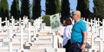 Στιγμιότυπο από την επιμνημόσυνη δέηση που τελέστηκε στο στρατιωτικό κοιμητήριο στον Τύμβο Μακεδονίτισσας, στη Λευκωσία, Δευτέρα 20 Ιουλίου 2026 (φωτ.: ΑΠΕ-ΜΠΕ / Κάτια Χριστοδούλου)