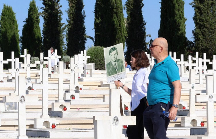 Στιγμιότυπο από την επιμνημόσυνη δέηση που τελέστηκε στο στρατιωτικό κοιμητήριο στον Τύμβο Μακεδονίτισσας, στη Λευκωσία, Δευτέρα 20 Ιουλίου 2026 (φωτ.: ΑΠΕ-ΜΠΕ / Κάτια Χριστοδούλου)