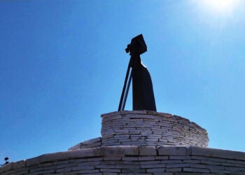 Η λύρα στην κορυφή στο μνημείο της Λευκόπετρας Ξάνθης (φωτ.: Κωνσταντίνα Ναβροζίδου)