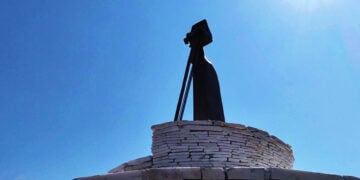 Η λύρα στην κορυφή στο μνημείο της Λευκόπετρας Ξάνθης (φωτ.: Κωνσταντίνα Ναβροζίδου)