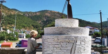Το υπό διαμόρφωση μνημείο της ποντιακής λύρας στη Λευκόπετρα Ξάνθης (φωτ.: Κωνσταντίνα Ναβροζίδου)